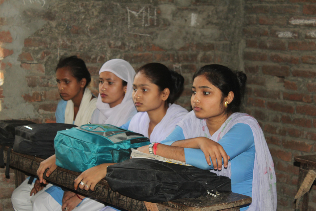 गरीब देशों में लगभग 90 प्रतिशत किशोर लड़कियां और युवा महिलाएं इंटरनेट का उपयोग नहीं करती हैं, जबकि उनके पुरुष साथियों के ऑनलाइन होने की संभावना दोगुनी है।