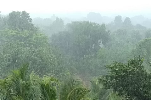 आज, केरल और माहे, रायलसीमा, दक्षिण आंतरिक कर्नाटक के अलग-अलग हिस्सों में बहुत भारी बारिश होने के आसार हैं, यहां बादलों के 12 सेमी (120 मिमी) से अधिक बरसने के आसार हैं।  