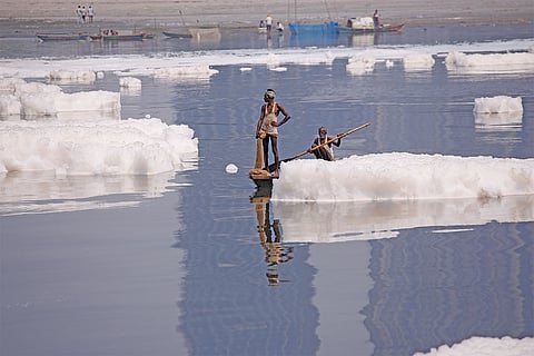 यमुना का सबसे प्रदूषित हिस्सा दिल्ली में है। यहां की यमुना में बड़े-बड़े झाग का दिखना आम है, जो यह बताता है कि नदी में जीवन खत्म हो रहा है 