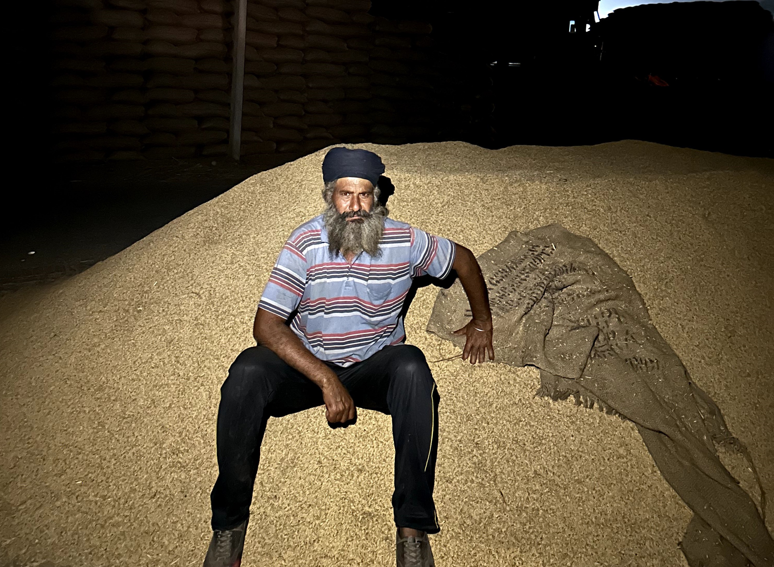 किसान सुखबीर सिंह दस दिन से अपनी फसल बिकने का इंतजार कर रहे हैं। फोटो: मनदीप पूनिया