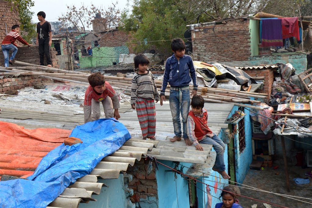 खेल का मैदान या एस्बेस्टस से बनी छते; हर दिन बुनियादी जरूरतों के लिए जूझते अवैध कॉलोनियों में रहने वाले लोग; फोटो: आईस्टॉक