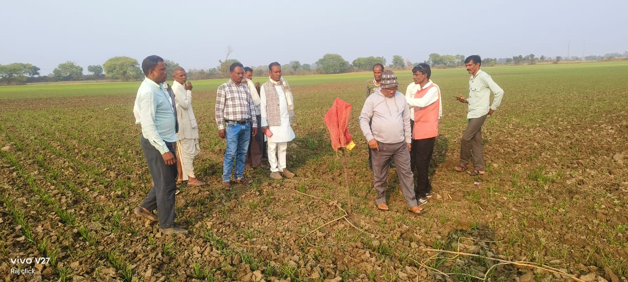 ग्रामीणों का कहना है कि इन अधिकारियों ने न तो गांव के सरपंच को सूचित किया और न ही किसी ग्रामीण से पूछा। फोटो: राजकुमार सिन्हा