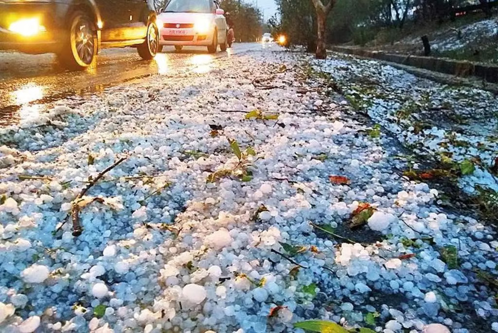 हिमाचल प्रदेश, पंजाब, हरियाणा, चंडीगढ़, पश्चिम उत्तर प्रदेश, राजस्थान, पूर्वी मध्य प्रदेश, विदर्भ, छत्तीसगढ़, मध्य महाराष्ट्र, मराठवाड़ा और गुजरात में गरज के साथ ओलावृष्टि होने के आसार हैं।