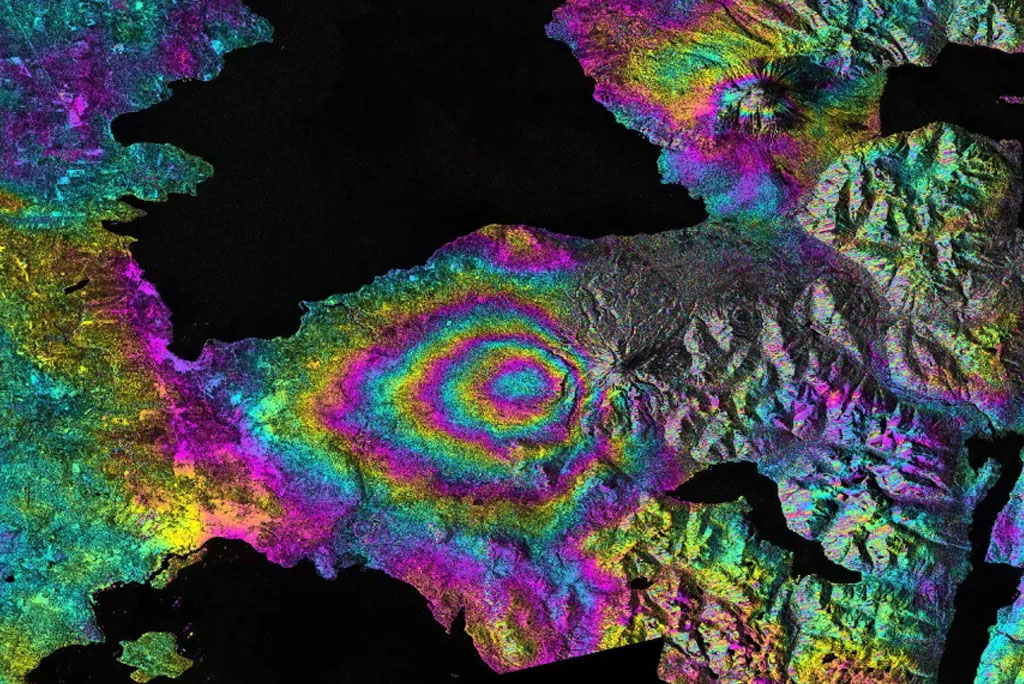 चिली में कैल्बुको ज्वालामुखी के 2015 में विस्फोट से पहले और बाद में ईएसए के सेंटिनल-1ए उपग्रह द्वारा लिए गए रडार के आंकड़ों का उपयोग करके भूमि विरूपण को दर्शाने वाला इंटरफेरोग्राम। ज्वालामुखी के पश्चिम में रंगीन पट्टियां भूमि के सिकुड़ने की ओर इशारा है। निसार से भी ऐसी ही तस्वीरें सामने आएंगी।