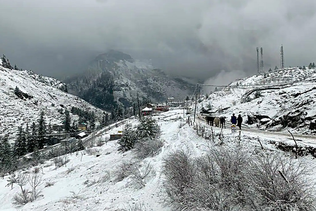 आज, उत्तराखंड के अलग-अलग हिस्सों में तेज हवाओं के साथ बादलों के जमकर बरसने व बर्फबारी तथा बिजली गिरने की आशंका जताई गई है, उत्तराखंड में 70 मिमी से अधिक बारिश हो सकती है। 