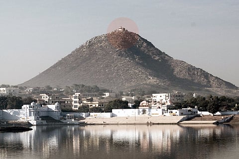 रत्नागिरी पहाड़ियों की चोटी पर मौजूद सावित्री माता मंदिर, जहां से पुष्कर झील दिखाई देती है; फोटो: विकिमीडिया कॉमन्स