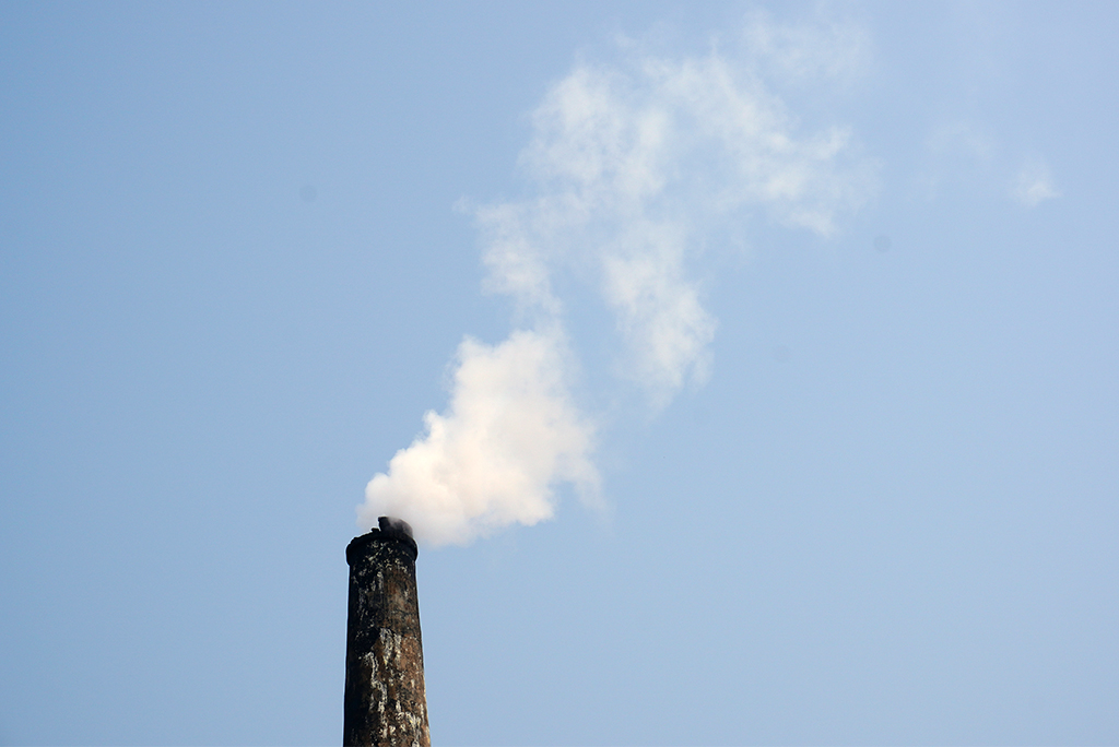 धुआं उगलती चिमनियां; प्रतीकात्मक तस्वीर: आईस्टॉक