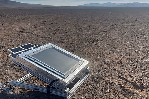 एक अन्य परीक्षण में  शोधकर्ताओं ने इस उपकरण के उपयोग से 50 फीसदी तक नमी की स्थिति में 1.7 लीटर प्रति प्रति वर्ग मीटर और प्रति दिन मेगाजूल पानी देने में सक्षम होने की बात कही।