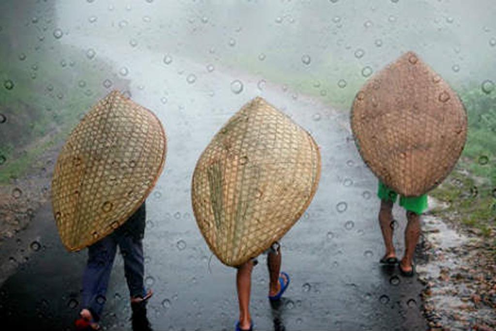 आज, असम और मेघालय, तटीय कर्नाटक, केरल और माहे, नागालैंड, मणिपुर, मिजोरम और त्रिपुरा समेत इन राज्यों में अत्यधिक भारी बारिश होने एक अंदेशा जताया गया है