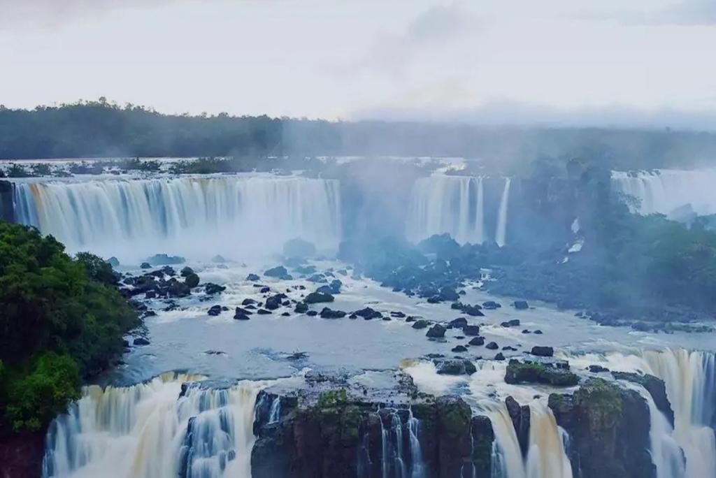 आज, असम और मेघालय, नागालैंड, मणिपुर, मिजोरम और त्रिपुरा के अलग-अलग इलाकों में भारी से बहुत भारी बारिश होने के आसार जताए गए हैं, यहां 115.6 मिमी से 204.4 मिमी तक बरस सकते हैं बादल।