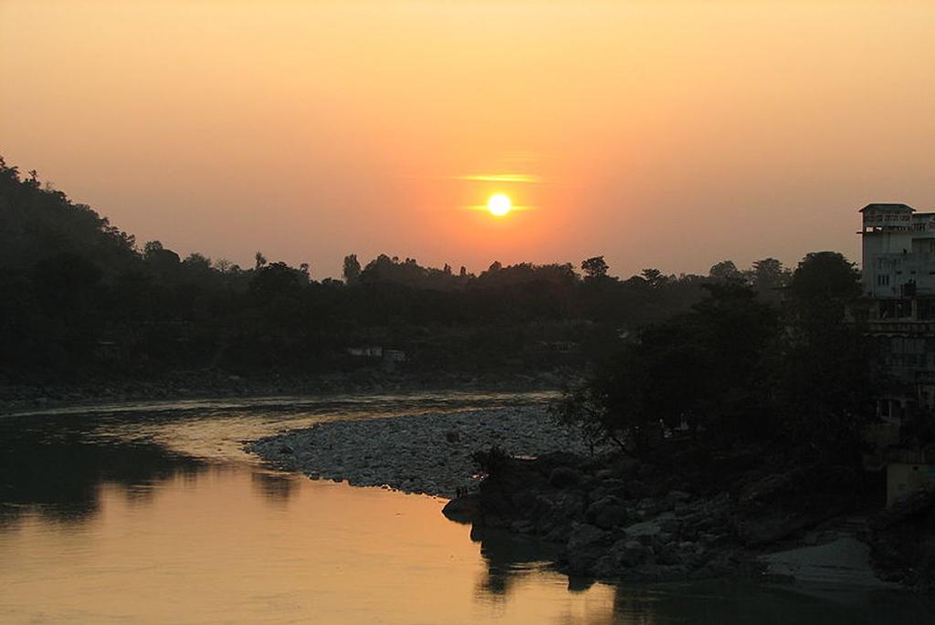 सात से 10 जून के दौरान ओडिशा में, सात और आठ जून को तटीय आंध्र प्रदेश और यनम तथा तमिलनाडु, पुडुचेरी और कराईकल में गर्म और उमस भरे मौसम से छुटकारा मिलता नहीं दिख रहा है।