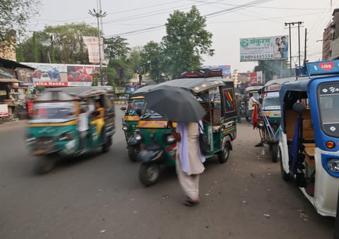 धनबाद के सबसे बड़े थोक बाजार रांगाटाड़ के पास चौराहे पर शेयरिंग ऑटो का जमावड़ा। फोटो : विकास चौधरी/ सीएसई