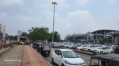 रायपुर में आबादी से चार गुणा अधिक तेजी से बढ़ रहे हैं वाहन। 2024 में प्रतिदिन 355 वाहनों का रजिस्ट्रेशन हुआ। फोटो : भागीरथ