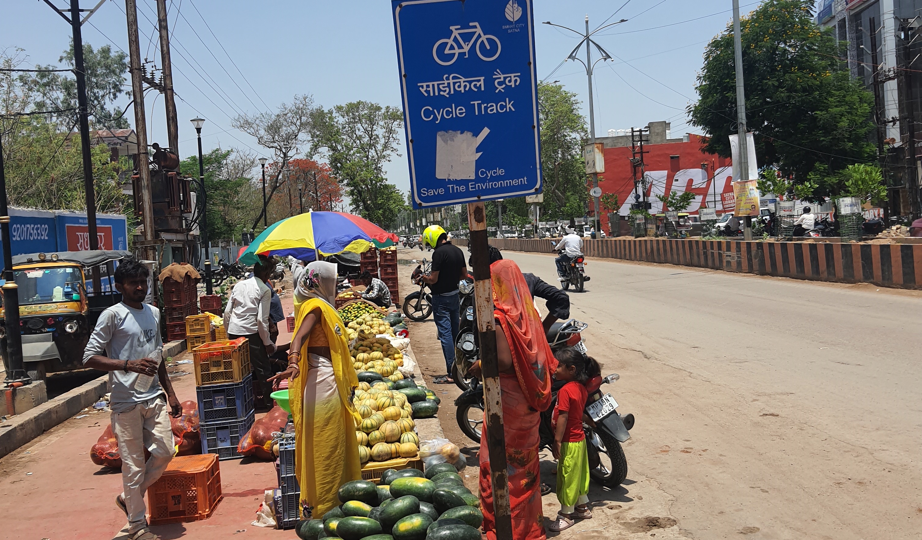 सतना में साइकिल ट्रेक पर ठेले सब्जी वाले जमे रहते हैं। फोटो: अनिल अश्विनी