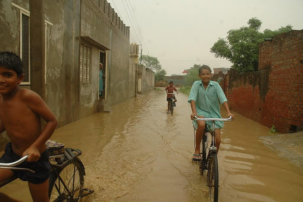 अगले 24 घंटे के दौरान पश्चिमी मध्य प्रदेश के अशोकनगर, गुना, झाबुआ, राजगढ़, रतलाम, श्योपुर, शिवपुरी और विदेशा जिले में बाढ़ को लेकर अंदेशा जताया गया है।