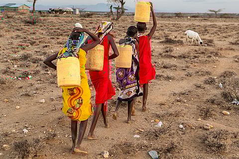 पानी के लिए लम्बा सफर करती बच्चियां; फोटो: आईस्टॉक