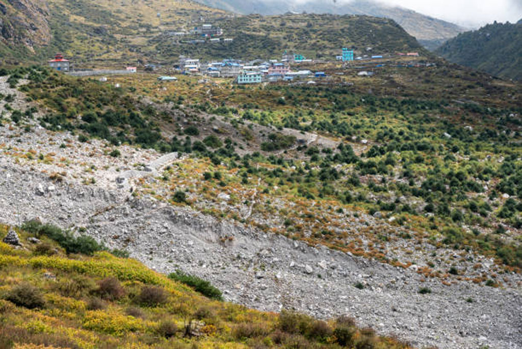 जलवायु में बदलाव तथा मानवजनित गतिविधियों ने मिट्टी के निर्माण और कटाव के बीच संतुलन को बिगाड़ दिया