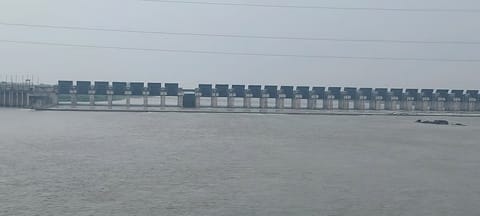 महेश्वर बांध की अधूरी संरचना। फोटो: राहुल बनर्जी

