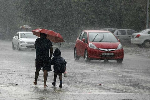 कल, 22 जुलाई, 2025 को कोंकण और गोवा के रत्नागिरी में 100 मिमी, पंजिम में 90 मिमी, मुंबई में 70 मिमी, मुंबई के सांताक्रूज में 60 मिमी, पश्चिम मध्य प्रदेश के गुना में 70 मिमी बारिश दर्ज की गई 