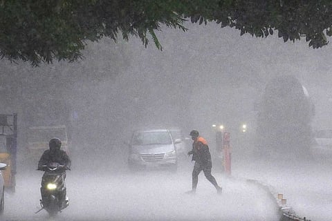 आज पूर्वी राजस्थान में भीषण बारिश का रेड अलर्ट जारी है, यहां 115.6 मिमी से 204.4 मिमी तक बारिश हो सकती है। 