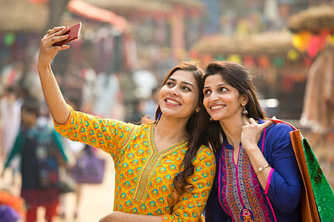 सेल्फी संस्कृति ने युवाओं को नई पहचान दी है, लेकिन इसके दुष्परिणाम भी सामने आ रहे हैं। परफेक्ट सेल्फी पाने की चाह में युवा अपनी वास्तविक सुंदरता और आत्मविश्वास खो रहे हैं।