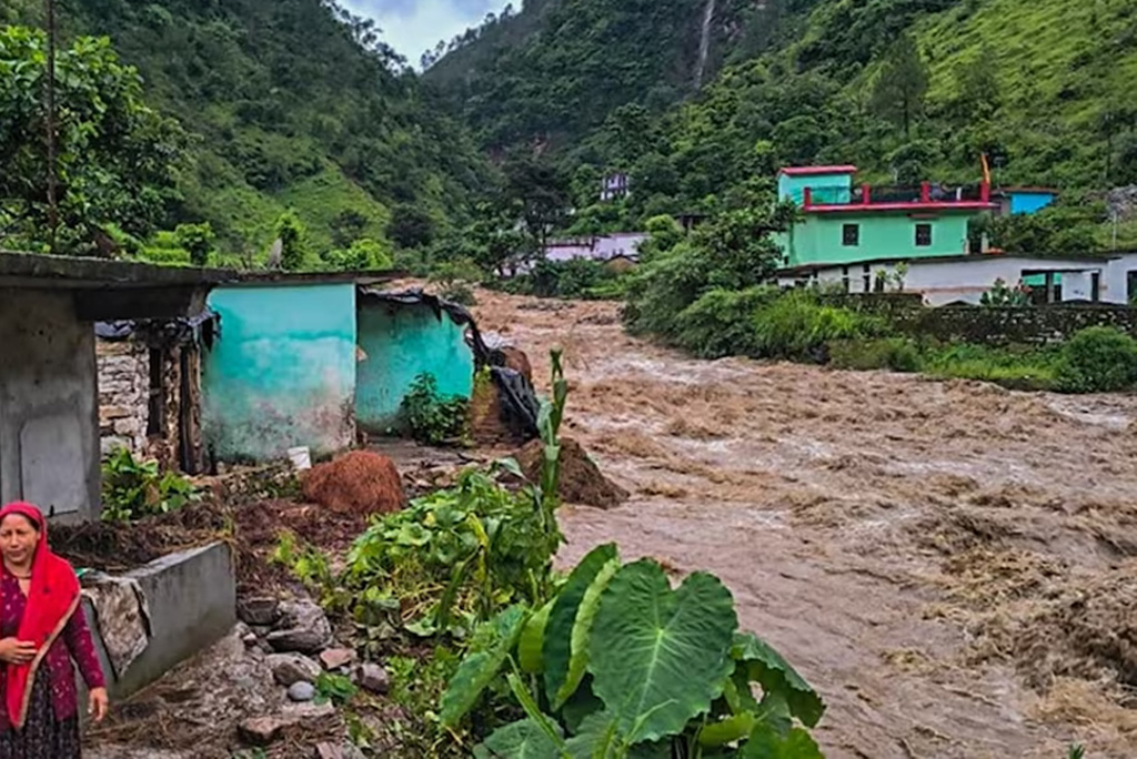 कल, 22 अगस्त को उत्तराखंड में चमोली जिले के थराली में बादल फटने से कई घरों में मलबा घुसने से भारी नुकसान होने की खबर है। 