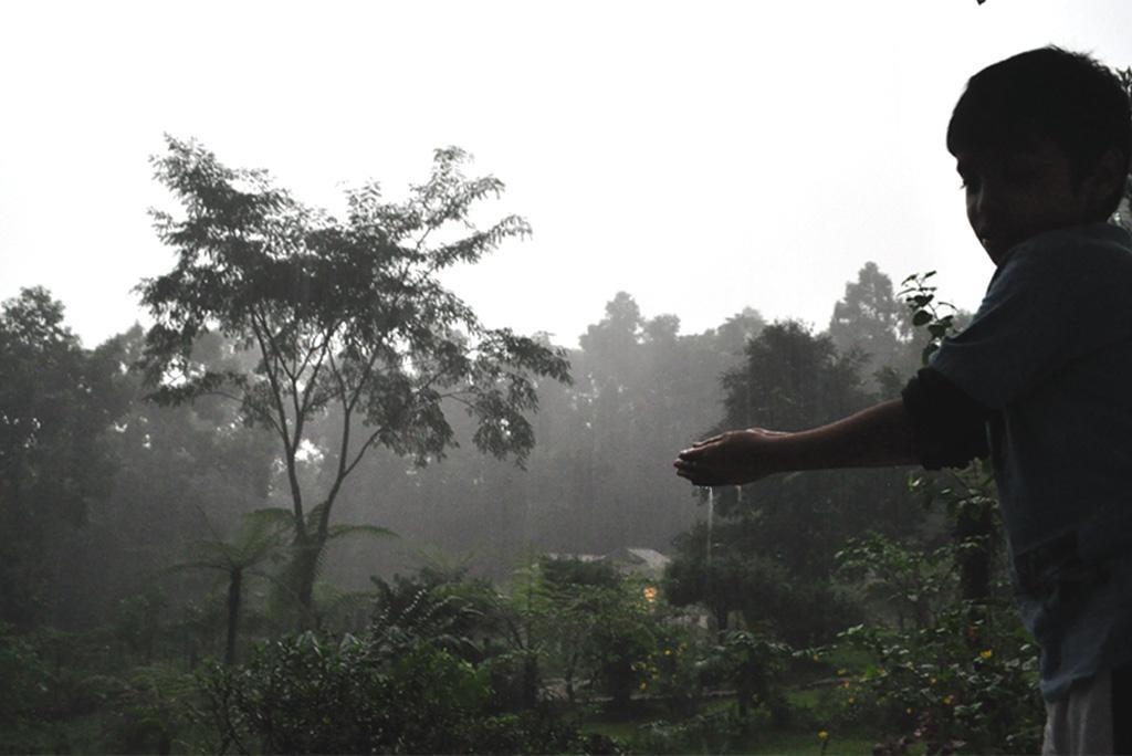 आज उत्तर भारत से लेकर पूर्वोत्तर और दक्षिण तक कई राज्यों में भारी से अति भारी बारिश का असर देखने को मिलेगा।
