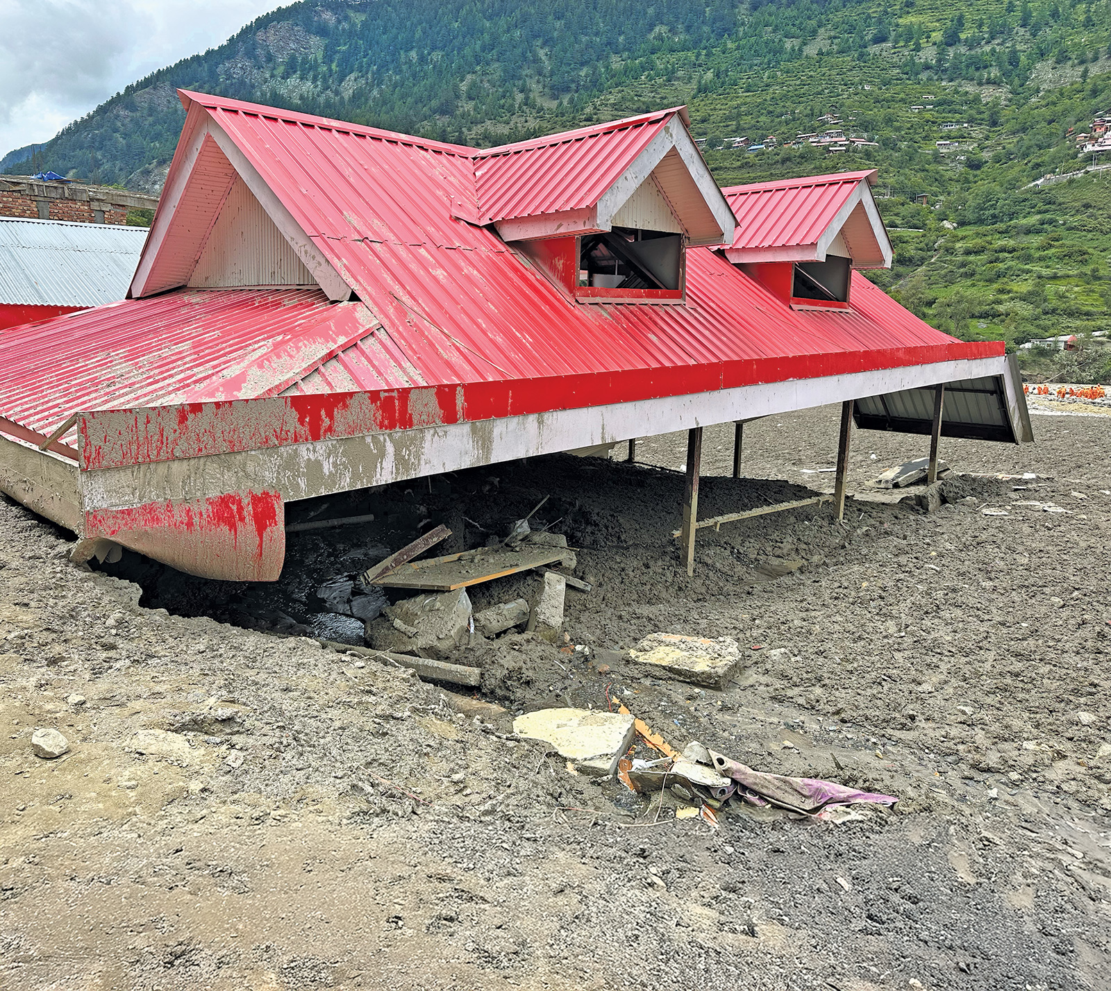 उत्तराखंड के उत्तरकाशी जिले का धराली कस्बे में मलबे में समाया तीन मंजिला मकान बता रहा है कि शहर में बर्बादी किस कदर हुई है