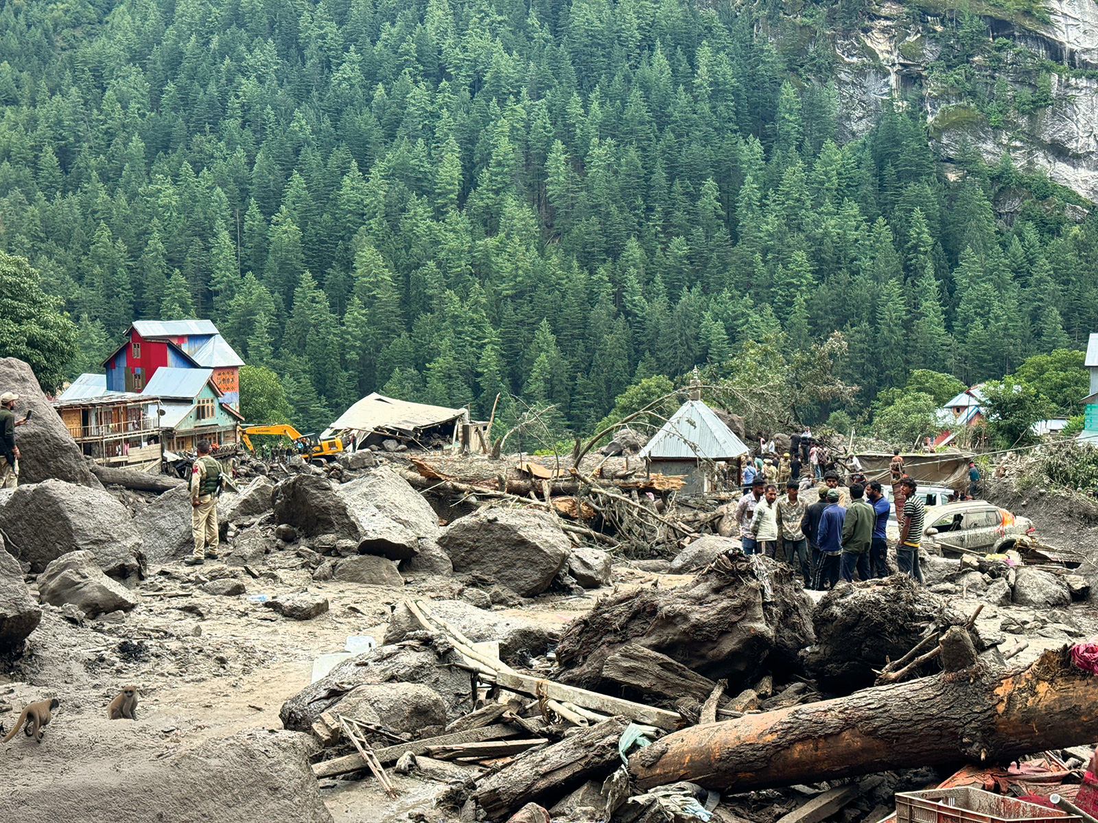 जम्मू कश्मीर के जिले किश्तवाड़ में अतिवृष्टि की वजह से आई आकस्मिक बाढ़ ने चिशोती गांव में जमकर तबाही मचाई 