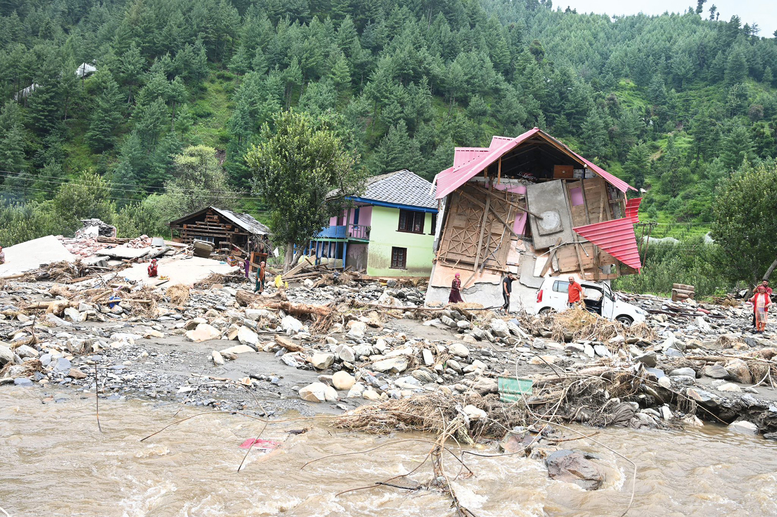 हिमाचल प्रदेश के मंडी जिले के सराज क्षेत्र के गांवों में कुछ नहीं बचा। कुछ घर बचे हैं, लेकिन वो भी रहने लायक नहीं हैं