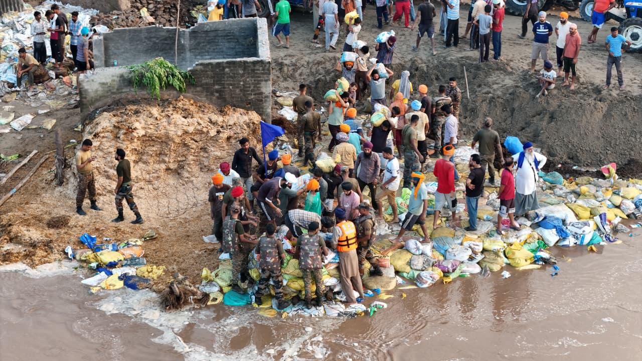 पंजाब में सतलुज नदी की बाढ़ के दौरान राहत और बचाव का काम करती सेना और जनता, फोटो द्वारा, एक्स अकाउंट @VajraCorps_IA