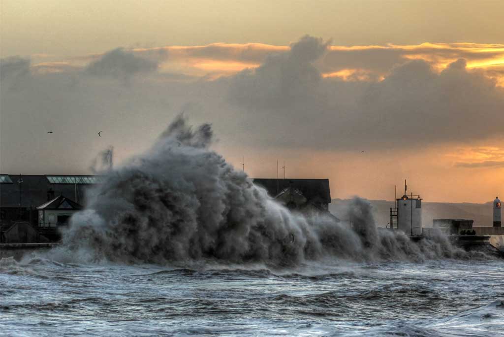 पश्चिम-मध्य और उत्तर-पश्चिम अरब सागर में 80–100 किमी प्रति घंटे की रफ्तार से तेज हवाएं और ऊंची समुद्री लहरें उठ रही हैं।
