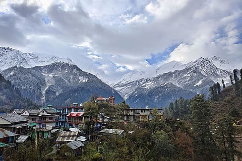 उत्तराखंड के केदारनाथ, बद्रीनाथ धाम, हेमकुंड साहिब, औली और मुनस्यारी में इस मौसम की पहली बर्फबारी हुई, जिससे ठंडक बढ़ गई है। 