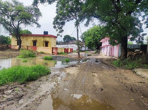 मध्य प्रदेश के सिंगरौली जिले में विस्थापितों के चंद्रावल गांव का एक दृश्य। फोटो : विजय कुमार वर्मा 