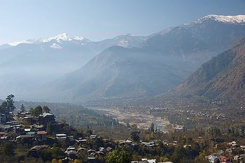 मौसम विभाग की मानें तो पहाड़ों पर समय से पहले हुई बर्फबारी और पश्चिमी विक्षोभ की वजह से उत्तर भारत के मैदानी इलाकों में सर्दी बढ़ रही है। 