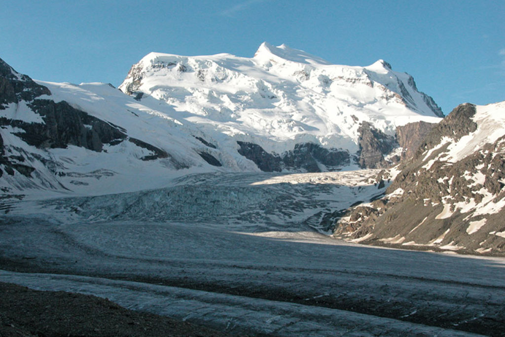 जैसे-जैसे जलवायु और गर्म होगी, ग्लेशियरों की सतह का तापमान तेजी से बढ़ेगा और उनका पिघलना और भी तेज हो जाएगा।