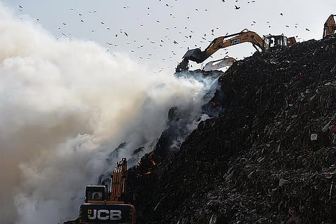 दिल्ली की सीमा पर सटे गाजीपुर लैंडफिल साइट पर आग में दहकता कचरे का पहाड़ ; फोटो: विकास चौधरी/सीएसई