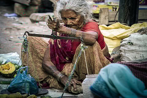 दुनिया में पहले ही हाशिए पर जीवन बसर करने को मजबूर ये लोग पर्यावरण से जुड़ी एक से अधिक चुनौतियों का सामना कर रहे हैं। इन्हें हर दिन गरीबी के साथ-साथ भीषण गर्मी, वायु प्रदूषण, बाढ़, सूखा जैसी चुनौतियों से जूझना पड़ रहा है; फोटो: आईस्टॉक