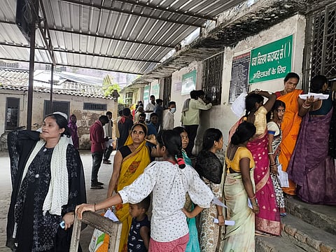 श्रीकृष्ण मेडिकल कॉलेज एवं अस्पताल, मुजफ्फरपुर में कतार में लगे मरीज। फोटो: सत्यम कुमार