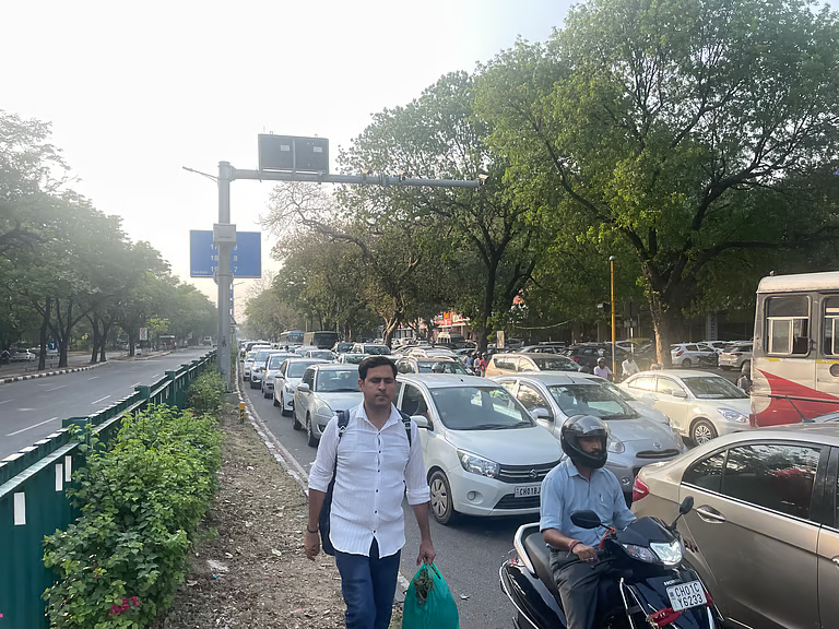 चंडीगढ़ में बसें लापता दिखती हैं, लोग निजी वाहनों का इस्तेमाल ज्यादा करते हैं। फोटो: सीएसई 