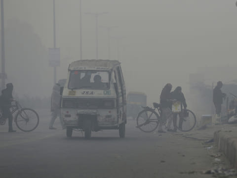 सर्दियों में होने वाले प्रदूषण के लिए वाहनों से होने वाला उत्सर्जन प्रमुख है। फोटो: विकास चौधरी