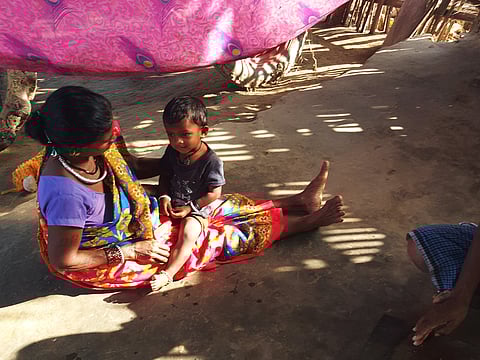 एक बच्चे का इलाज करती अमील। फोटो: अनिल अश्चिनी शर्मा