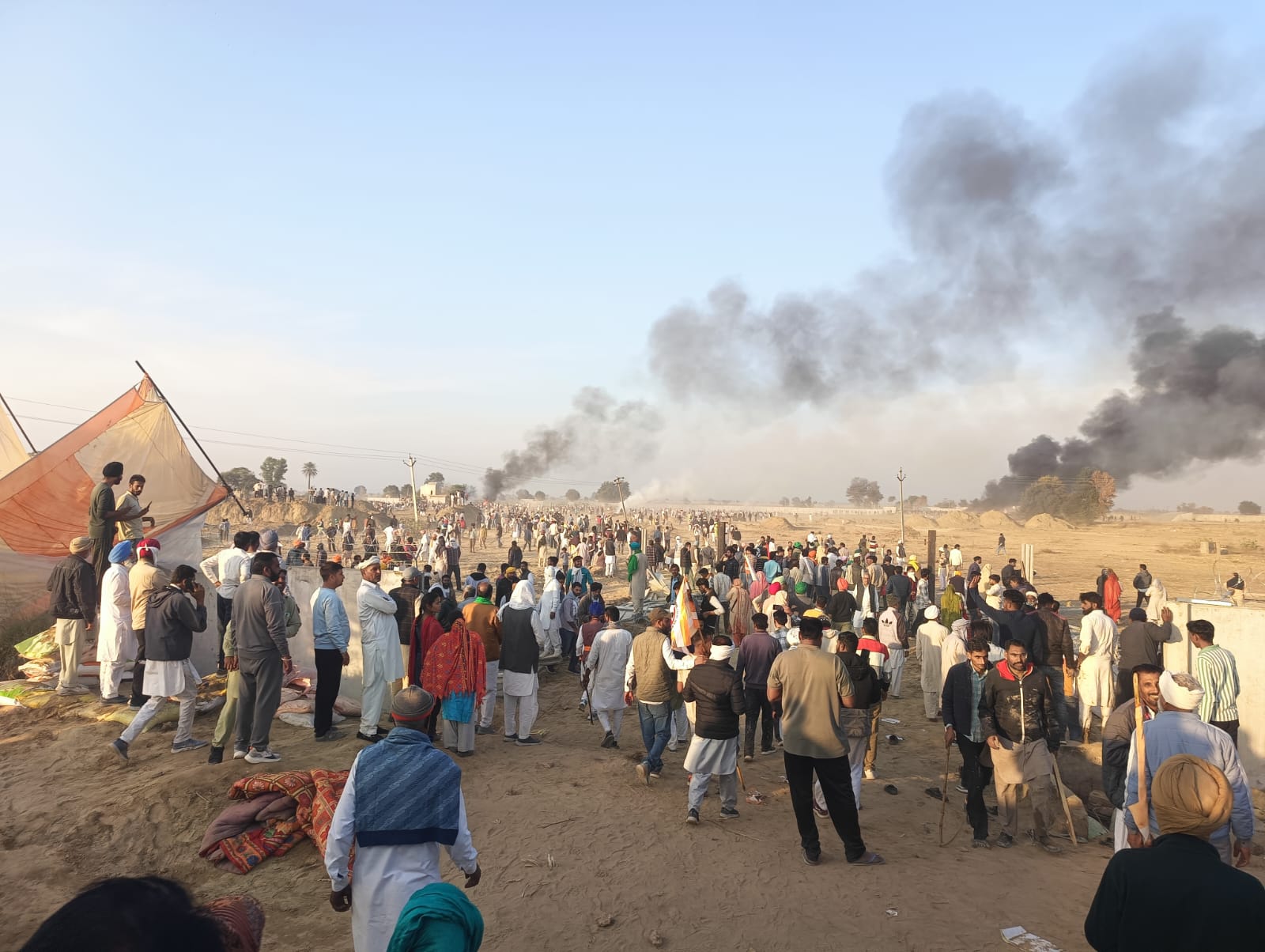 एथेनॉल फैक्ट्री के खिलाफ प्रदर्शन ने हिंसक रूप ले लिया। फोटो: अमरपाल सिंह वर्मा