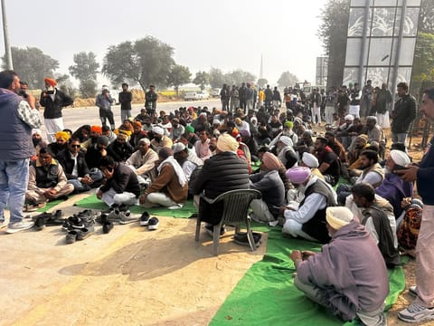 हनुमानगढ़ जिले की संगरिया तहसील के चक 27 एएमपी में एथेनॉल फैक्ट्री के विरोध में धरना देकर सभा करते किसान, फोटो : अमरपाल सिंह वर्मा