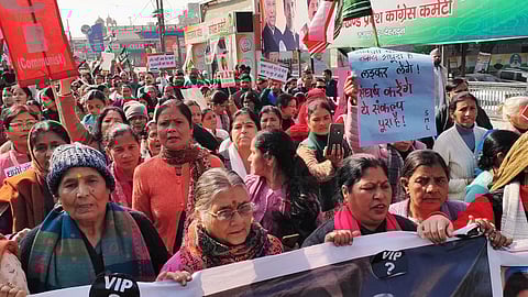 उत्तराखंंड में इन दिनों अलग-अलग मुद्दों पर प्रदर्शन हो रहे हैं। फोटो: त्रिलोचन भट्ट