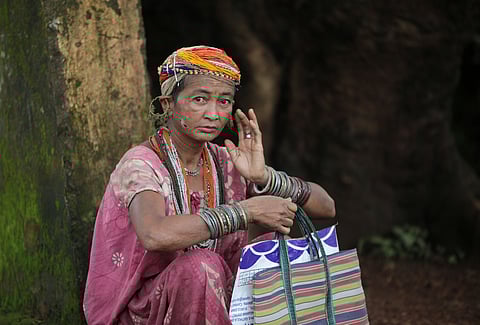 बोंडा जनजाति भारत में ओडिशा के मलकानगिरी जिले की पहाड़ियों में रहती है। फोटो: विकास चौधरी