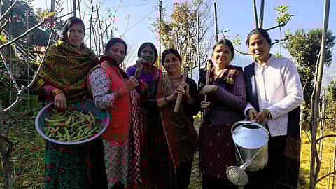 टिहरी के चोपड़ियाल गांव की मेहनतकश किसान महिलाएं। फोटो: वर्षा सिंह