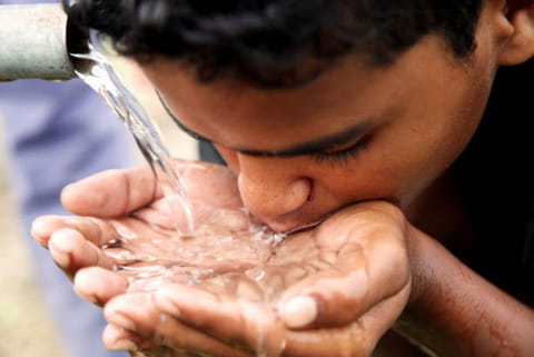 पानी के रीसाइक्लिंग में छुपी चुनौतियां: कंपनियों के दावे और हकीकत