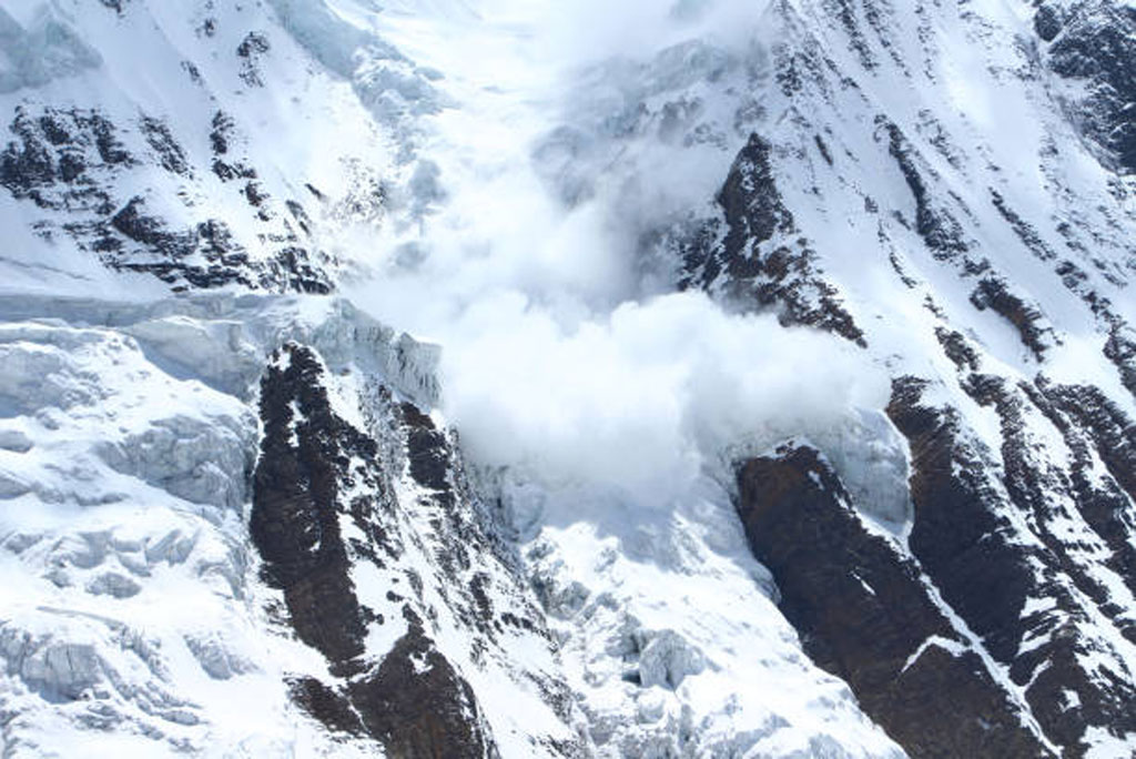 उत्तराखंड, हिमाचल और जम्मू-कश्मीर में भारी बर्फबारी से हिमस्खलन का खतरा बढ़ा, कई जिलों में ऑरेंज अलर्ट जारी।