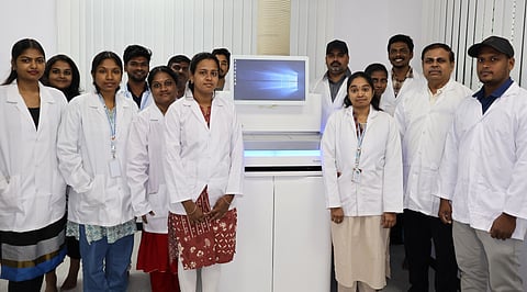 आईआईटी मद्रास के जैव प्रौद्योगिकी विभाग के प्रो. एस. महालिंगम (बाएं से दूसरे) अपने शोध दल के साथ संस्थान परिसर की प्रयोगशाला में।